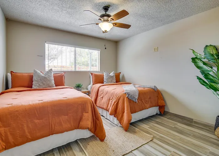 Centrally Located Retreat W/ Fenced Patio Holiday home